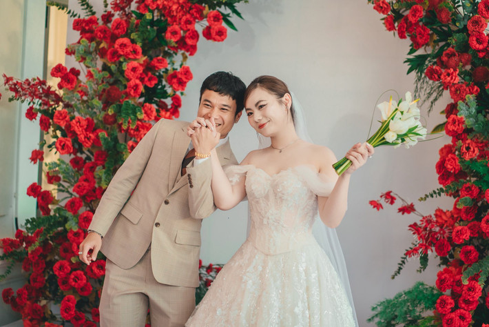 Tiền vệ Trần Phi Sơn – cầu thủ từng được người hâm mộ ưu ái mệnh danh là "Ronaldo Việt Nam" vừa chính thức lên xe hoa cùng bạn gái lâu năm Ái Vi tại quê nhà Hương Sơn (Hà Tĩnh) sau hơn 10 năm bên nhau và đã có một cậu con trai kháu khỉnh.