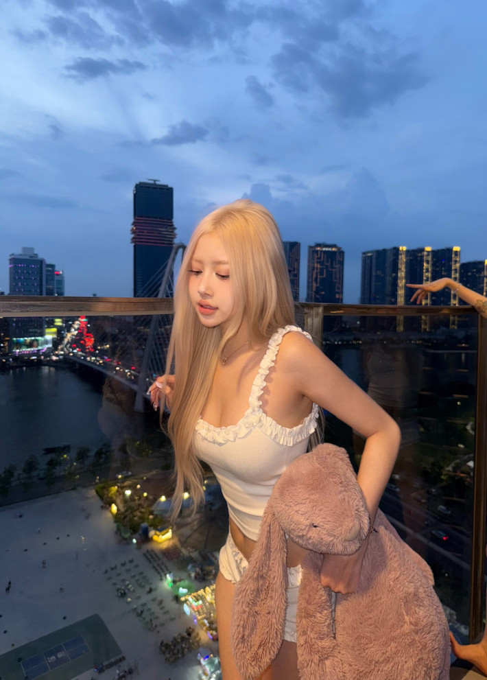 Tranh cãi chuyện "cố giống" hình tượng gái xinh xứ Hàn, hot girl Việt không ngại giãi bày rằng cô theo đuổi hình tượng của một cô gái xinh đẹp, tài giỏi thì chẳng có gì phải e ngại. Nữ idol cũng là động lực để cô chăm chỉ chăm sóc bản thân, ngày càng hoàn thiện chính mình.