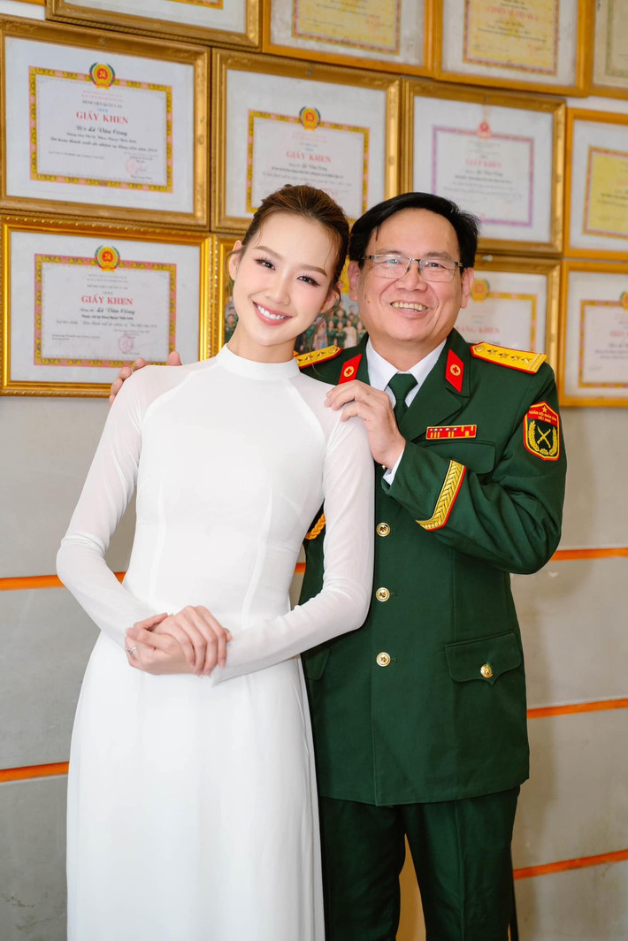 Bố của hoa hậu Bảo Ngọc là ông Lê Văn Công - đại tá, bác sĩ chuyên khoa II - hiện là Chủ nhiệm khoa Ngoại chấn thương chỉnh hình tại Bệnh viện Quân y 121, mẹ cô cũng là bác sĩ.