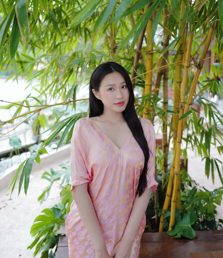 Được biết, đây là bộ trang phục mà Doãn Hải My lựa chọn để cùng Đoàn Văn Hậu đưa con trai đi chơi Trung thu.