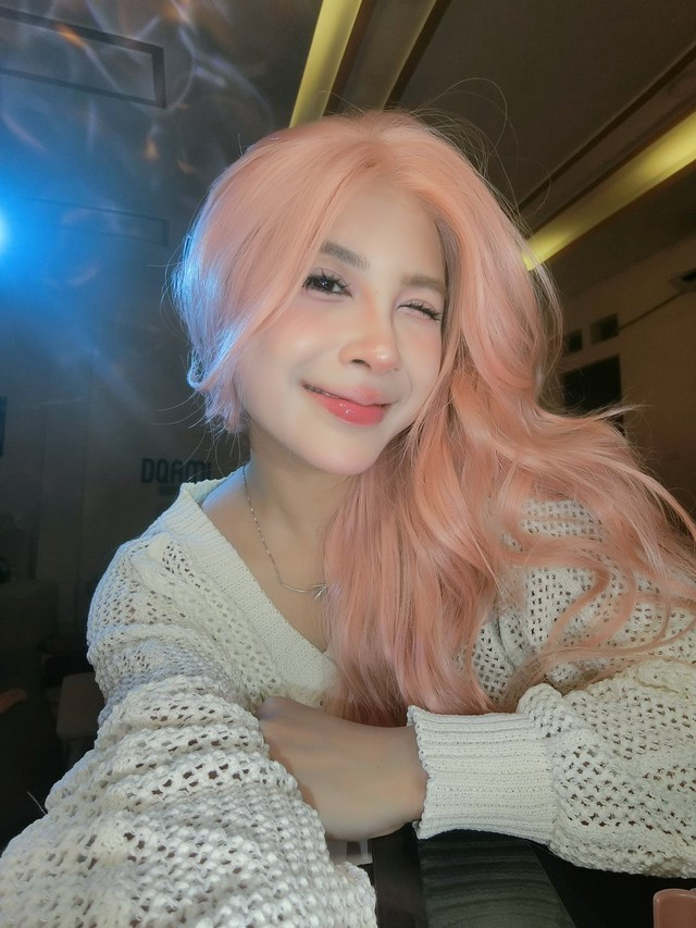 Trong bộ ảnh mới nhất, Quỳnh Ami chỉ thay đổi nhẹ ở mái tóc nhưng kết hợp với gương mặt baby và phong cách nhẹ nhàng, cô nàng đã được nhiều người nhận xét không chỉ đẹp mà còn toát lên khí chất "mộng mơ".