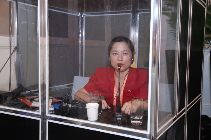 Nữ bác sĩ Phạm Minh Giang (SN 1987), hiện đang làm việc tại Khoa Khám bệnh – Bệnh viện Phụ sản Trung Ương, Hà Nội thời gian qua là cái tên được netizen chú ý đặc biệt khi có “nghề tay trái” là phiên dịch cabin Y khoa.