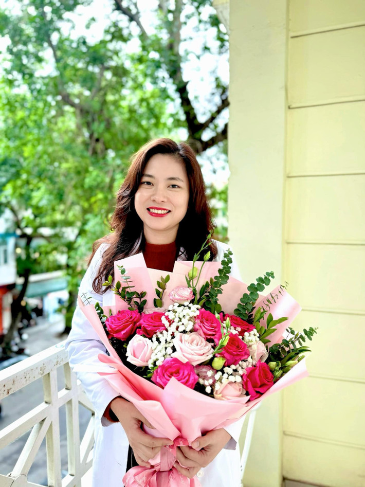Nhiều người nhìn vào hình ảnh đời thường bác sĩ Giang thì càng thêm phần xuýt xoa: Người đâu mà đã giỏi giang lại còn xinh đẹp, đúng chuẩn “con nhà người ta trong truyền thuyết”.