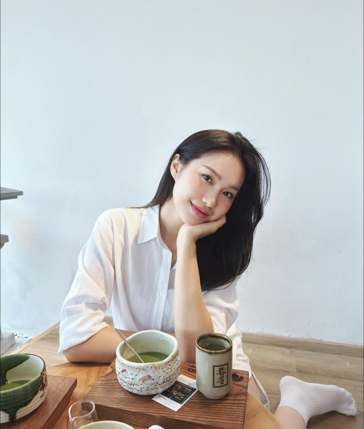 Còn giao diện tiều tuỵ trên giường khi thúc dậy buổi sáng là do Doãn Hải My mới gặp vấn đề về sức khoẻ, cô nàng đau phát sốt và đã phải gặp nha sĩ "xử lý" gấp vấn đề.