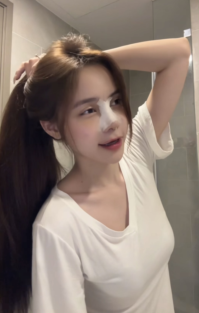 Sau một thời gian hồi phục, Kỳ Duyên cũng chính thức khoe nhan sắc hậu phẫu thuật thẩm mỹ. Nhiều người hâm mộ cảm thấy chưa quen mắt với diện mạo mới của cô nàng sau khi sửa mũi.