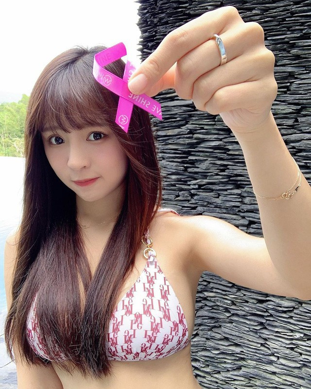 Trang cá nhân của cô nàng hiện thu hút hơn 1 triệu người theo dõi, nơi nữ YouTuber thường xuyên chia sẻ những khoảnh khắc đời thường và loạt ảnh gợi cảm không kém phần dễ thương.