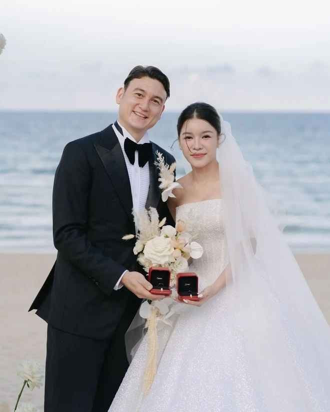 Từ khi có em bé, Văn Lâm luôn dành thời gian chăm sóc em bé mỗi khi được nghỉ thi đấu. Vợ chồng anh cũng thường xuyên đưa con đi du lịch, gặp gỡ người thân.
