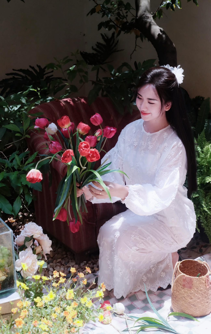 Trên mạng xã hội, Doanh Nhi giữ lối sống kín đáo, hiếm khi chia sẻ chuyện riêng tư mà chủ yếu cập nhật công việc và những khoảnh khắc đời thường giản dị.