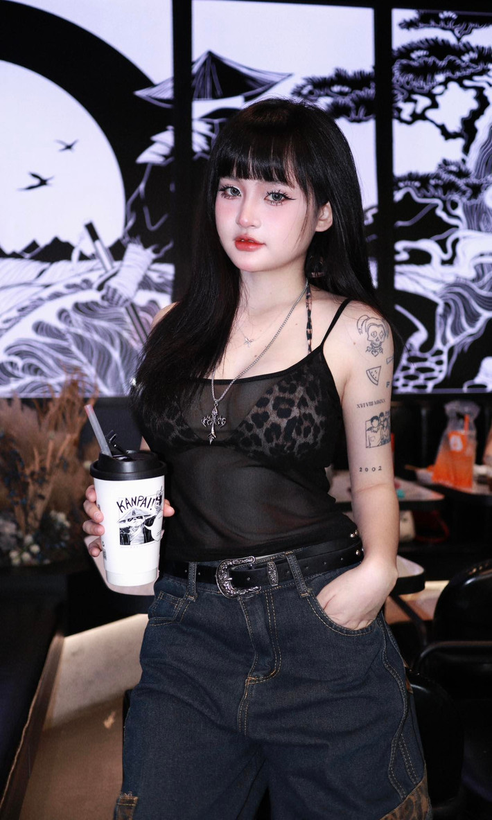 Không những vậy, ở khía cạnh khác, "bộ nhận diện" của streamer Alice ngày càng "chiến". Cô không chỉ góp mặt trong lĩnh vực stream game mà còn lấn sân sang làng cosplay với những hình ảnh độc đáo và thu hút.