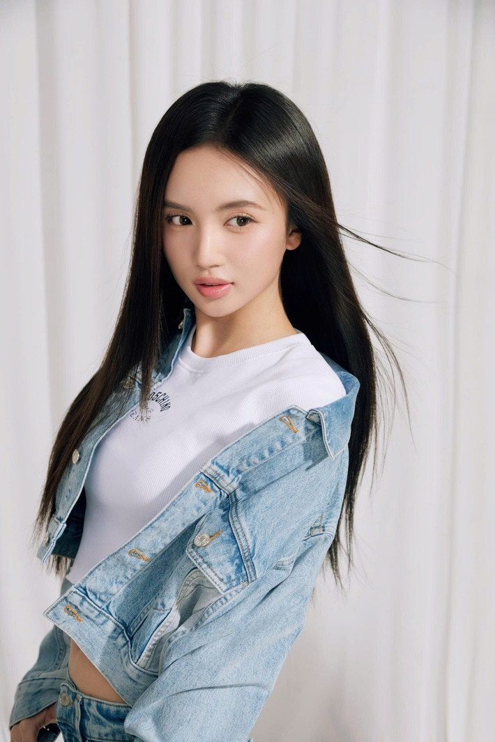 Mới đây, hot girl Nguyễn Ngân Hà - con gái của "nữ hoàng wushu" Nguyễn Thuý Hiền - khiến cộng đồng mạng không khỏi xuýt xoa với loạt ảnh mới khoe nhan sắc ngọt ngào, khí chất sắc sảo cùng phong cách thời trang nổi bật.
