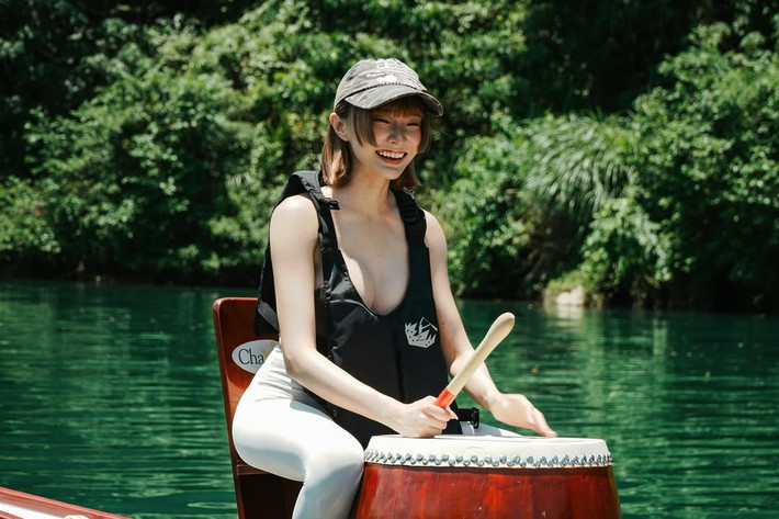 Trong đoạn clip, cô nàng hot girl diện một chiếc áo croptop ôm sát cùng quần legging bó sát cơ thể, vừa đánh trống vừa khoe thân hình nóng bỏng, đặc biệt là vòng một đẫy đà thu hút ánh mắt của không ít người.