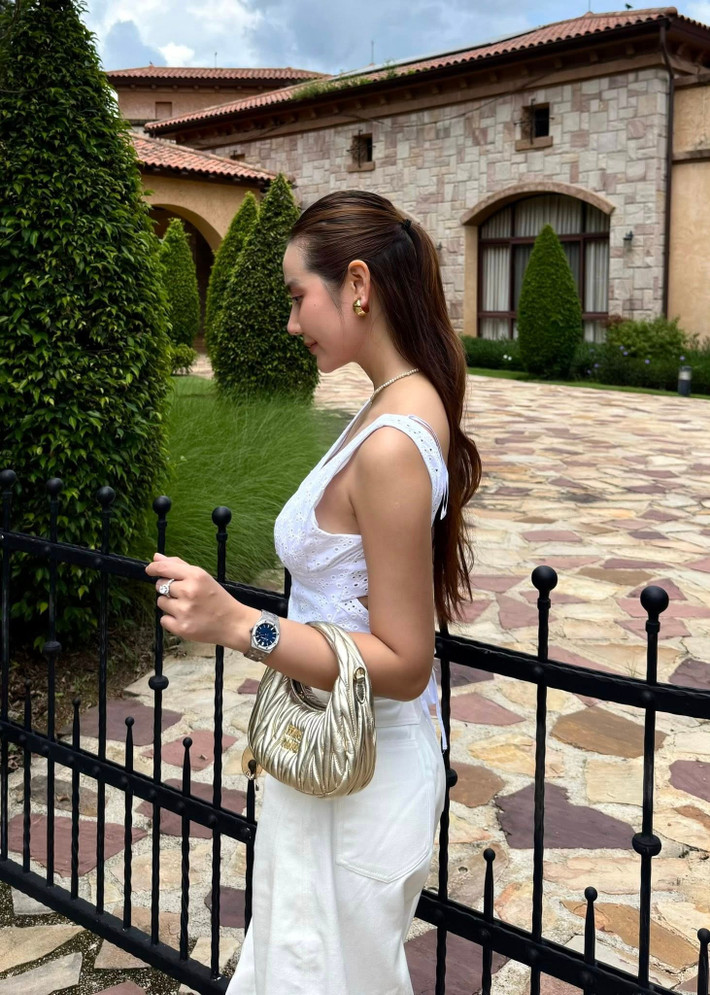 Dù đã trải qua sinh nở và bước sang tuổi 35, Huyền Lizzie vẫn duy trì vóc dáng gợi cảm mà nhiều người mơ ước.