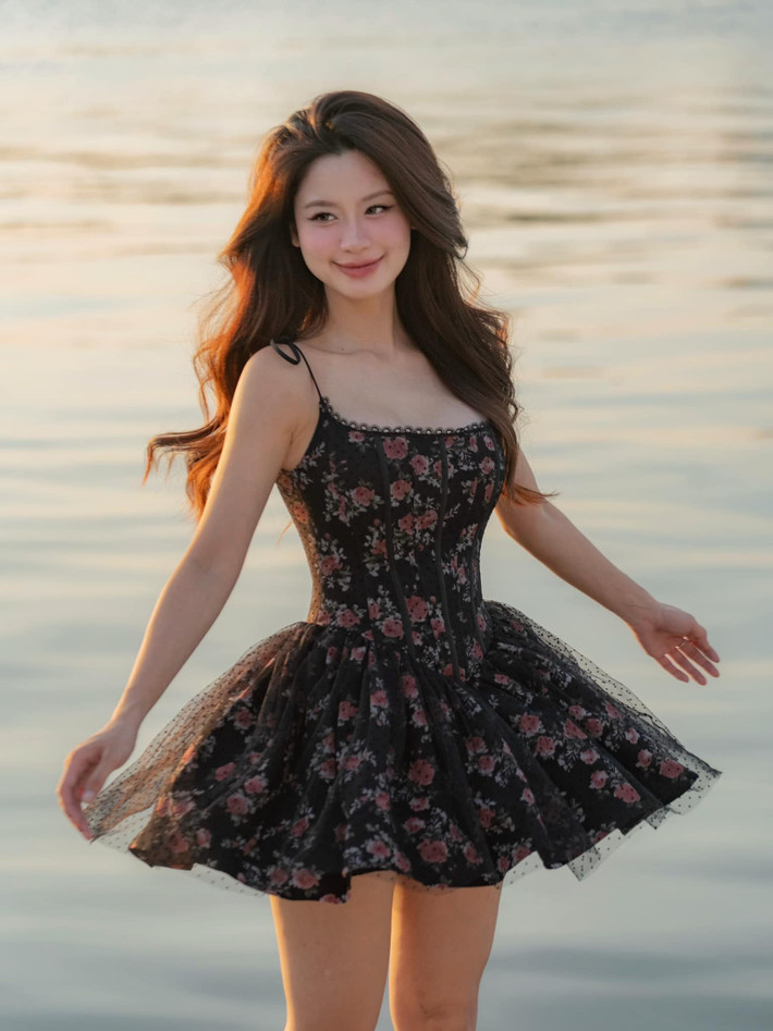 Yếu tố quan trọng nhất làm nên sự thay đổi của Hàn Hằng chính là thần thái. Nếu trước đây cô mang vẻ đẹp năng động, có phần nổi loạn của một cô gái trẻ, thì giờ đây, thần thái của cô đã trở nên đằm thắm, trưởng thành và sâu sắc hơn. Ánh mắt cô có chiều sâu, nụ cười nhẹ nhàng nhưng đầy sức lôi cuốn.
