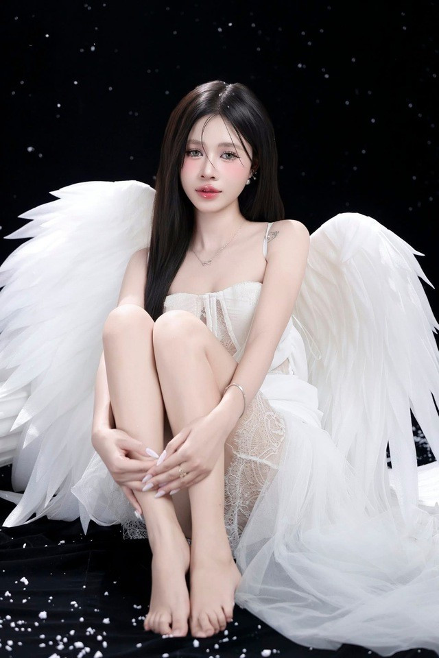 Khác xa với giao diện quen thuộc trên đấu trường, Shizuka hoàn toàn "lột xác" qua bộ ảnh sinh nhật gợi cảm này.