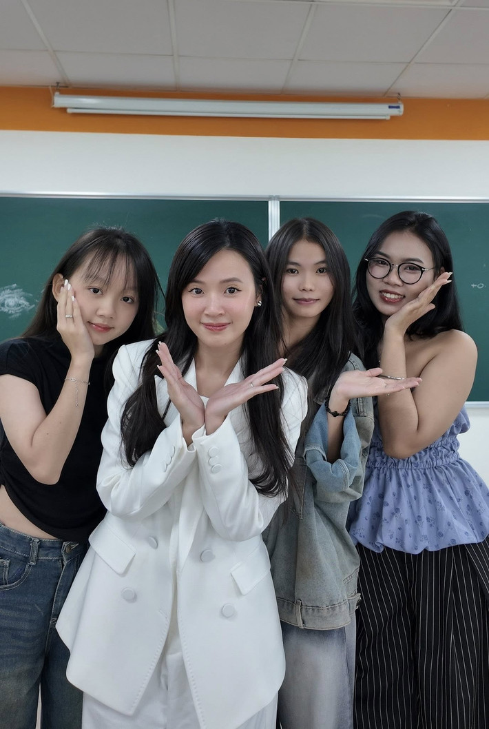 Midu vừa đăng tải loạt ảnh mới toanh. Lần lên sóng này, cô đã khoe hình chụp cùng sinh viên trên giảng đường.