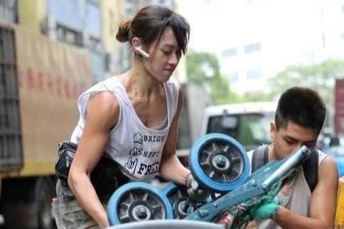 Từng sống trong gia đình khá giả, Chu Thiên Bội đột ngột bước vào đời với đôi bàn tay trắng khi gia đình phá sản. Cô gái sinh năm 1988 chọn nghề bốc vác vì thích sự tự do, gắn bó với công việc này hơn 15 năm.