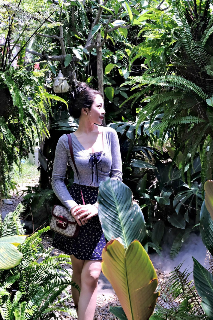Những hình ảnh mới nhất của Nhật Linh không chỉ "đốt mắt" người hâm mộ mà còn trở thành nguồn cảm hứng cho nhiều bà mẹ bỉm sữa. Cô là minh chứng cho việc phụ nữ hoàn toàn có thể cân bằng giữa việc chăm sóc gia đình, phát triển sự nghiệp và yêu thương, làm đẹp cho chính bản thân mình.