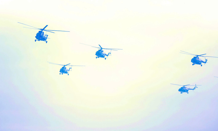 Từ 7h sáng nay, tại sân bay Hòa Lạc, 10 chiếc trực thăng Mi-8, Mi-17, Mi-171 và Mi-172 của Không quân Việt Nam đã hoàn tất công tác chuẩn bị. Khoảng 20 phút sau, 10 chiếc máy bay trực thăng đã rời sân bay Hoà Lạc để thực hiện đợt bay đầu tiên vào trung tâm Hà Nội thực hiện tập luyện diễu binh A80.