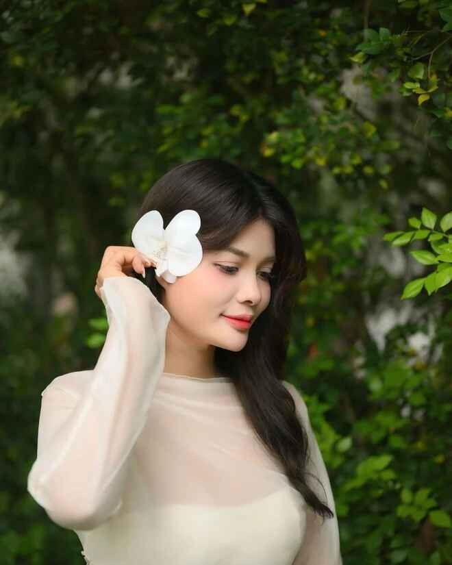 Trong các hình ảnh chia sẻ trên trang cá nhân, Nga Tây thường chọn váy dài nữ tính và màu sắc nhã nhặn như trắng, nâu, kết hợp phụ kiện.