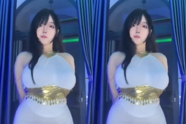 Ngắm nhìn Pi Tiên trong đoạn video, không ai phủ nhận vòng một ngoại cỡ là điểm nhấn khiến hình ảnh của cô nàng luôn nhận được sự quan tâm. Cô khéo léo khoe hình thể bằng góc chụp thấp nhưng trang phục kín đáo khiến hiệu ứng càng mạnh mẽ.
