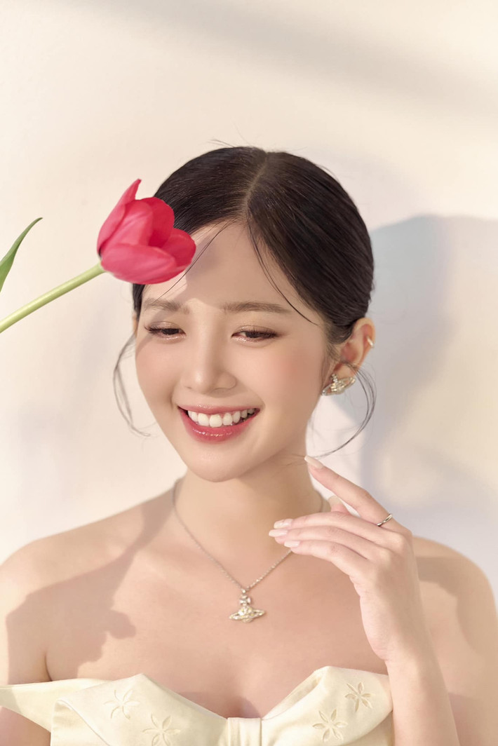 Ngọc Huyền tên đầy đủ là Nguyễn Hoàng Ngọc Huyền, sinh năm 1997 ở Bắc Ninh. Cô từng tốt nghiệp trường Đại học Sư phạm Hà Nội.