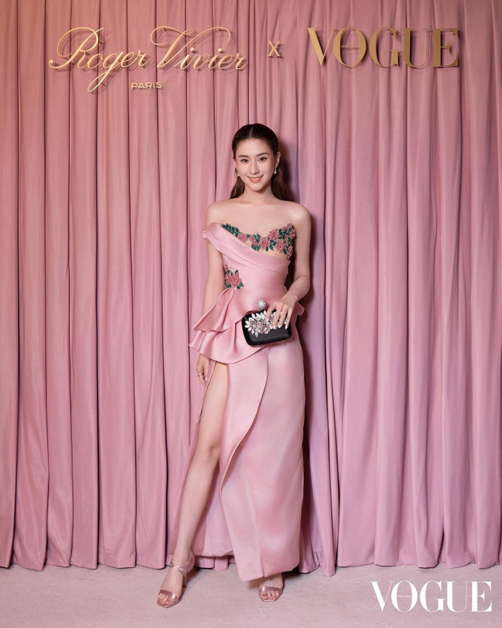 Chuyện tình của Hà Siêu Liên với diễn viên Đậu Kiêu cũng được xem là một trong những mối lương duyên đẹp nhưng ồn ào giới giải trí khi cả hai đều là người tài giỏi, sống kín tiếng và không dùng chiêu trò để đánh bóng tên tuổi.