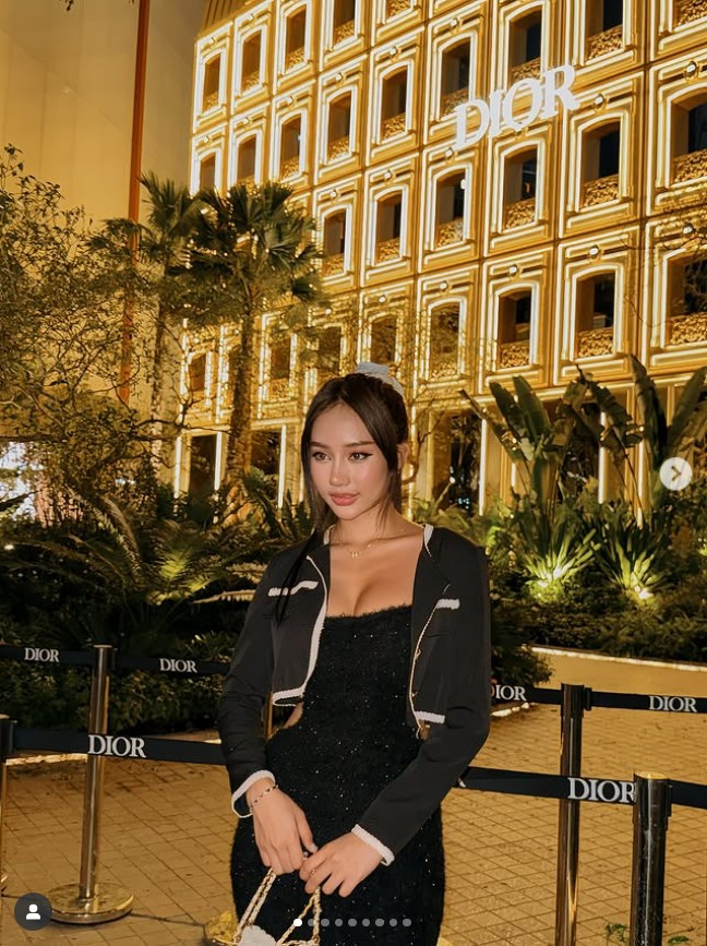 Không khó để nhận ra khả năng nấu ăn của Racha Wongsilarak là có thật. Từng nguyên liệu cô chọn đều được giải thích kỹ lưỡng, các bước chế biến được quay rõ ràng, có logic.