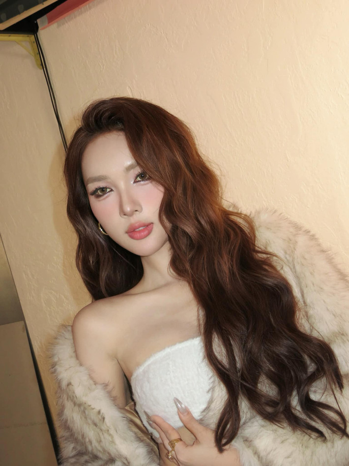 Sự nghiệp của Mym Tran bắt đầu được chú ý nhiều hơn khi cô tham gia các cuộc thi sắc đẹp dành cho người chuyển giới. Cô đã lọt vào Top 10 cuộc thi Miss International Queen Vietnam 2023 (Hoa hậu Chuyển giới Việt Nam) và để lại ấn tượng sâu sắc với khán giả bởi nhan sắc nổi bật cùng câu chuyện truyền cảm hứng.