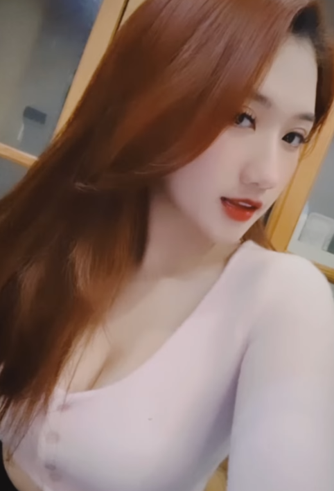 Hình ảnh Linh Nắng rạng rỡ khi theo dõi một trận bóng từng "đốn tim" nhiều fan nam. Ít ai biết rằng, đằng sau nụ cười rạng rỡ là áp lực không hề nhỏ. Đó là áp lực về thời gian, về khả năng xử lý tình huống bất ngờ, và cả áp lực phải luôn giữ năng lượng tích cực, dù có mệt mỏi hay gặp chuyện riêng. Dẫu vậy, vẫn phải khẳng định, nụ cười của MC là cầu nối, chứ không chỉ đang "diễn".