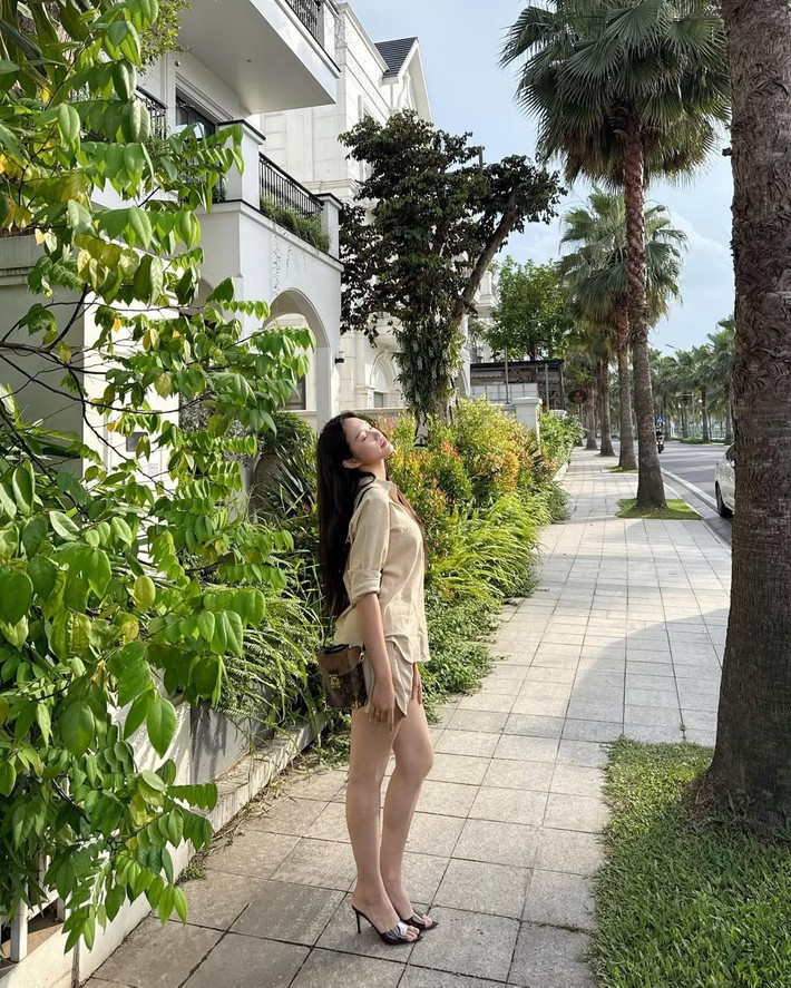 Trang phục mà Hải My lựa chọn để tôn lên lợi thế ngoại hình. Ví dụ: váy ngắn, quần short, quần legging, giày cao gót,...
