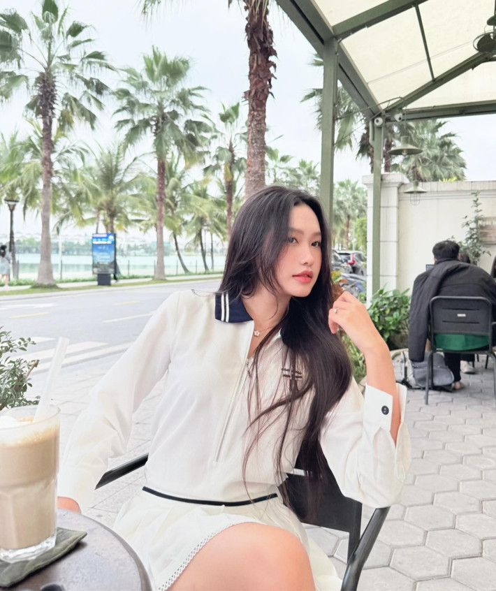 Chẳng cần lời qua tiếng lại, chỉ một chiếc video chân thực và thần thái "ăn tiền" cũng đủ để bà xã Đoàn Văn Hậu "dập tan" mọi lời chê bai. Nhan sắc vốn đã đẹp, lại cộng thêm cách ứng xử tinh tế, chẳng trách vì sao nam cầu thủ lại "đổ gục" và yêu thương cô nàng đến vậy!
