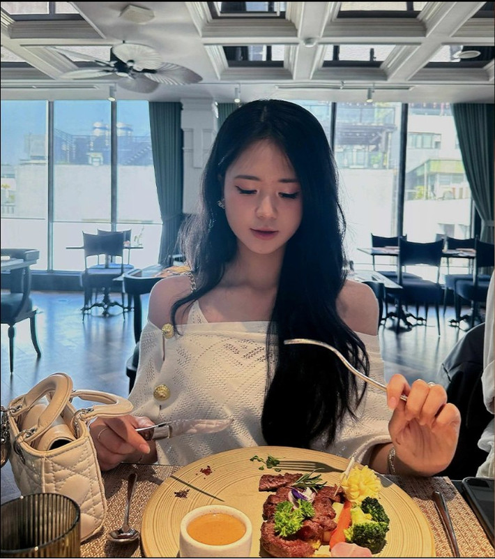 Thu Hương chia sẻ trên báo Dân Trí, cô sinh ra trong một gia đình có truyền thống công an nên từ nhỏ đã ước mơ trở thành nữ chiến sĩ Công an Nhân dân. Thời gian rảnh, Hương thích đọc sách, đi du lịch, trải nghiệm ẩm thực. Ảnh: FBNV