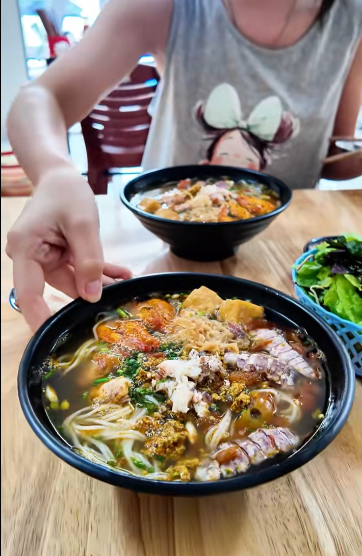 Tú Linh tiết lộ, từ năm cấp 2 đã phát hiện khả năng ăn uống đặc biệt của bản thân. Khi ấy, cô liên tục thèm ăn và không kiểm soát được lượng thức ăn nạp vào cơ thể.