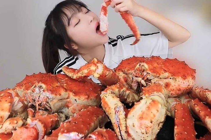 Tzuyang, người được mệnh danh là "YouTuber nổi tiếng nhất Hàn Quốc" đã từng ăn đến 20 cái hamburger, 20 suất mì ramen, 3 kg thịt, 240 miếng sushi và 16 m lòng bò trong 1 video mukbang của mình.