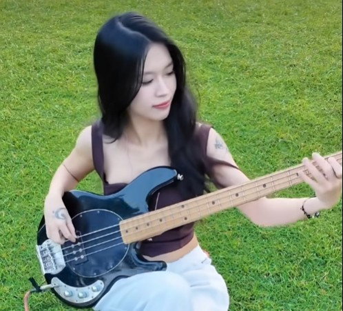 Nếu như Changxi là hiện thân của sự ngọt ngào, gợi cảm pha chút thơ mộng với tiếng guitar mộc mạc, thì KA lại mang đến một nguồn năng lượng "cháy bỏng" hơn cùng cây bass và những cú nhấn nhá đầy mê hoặc.