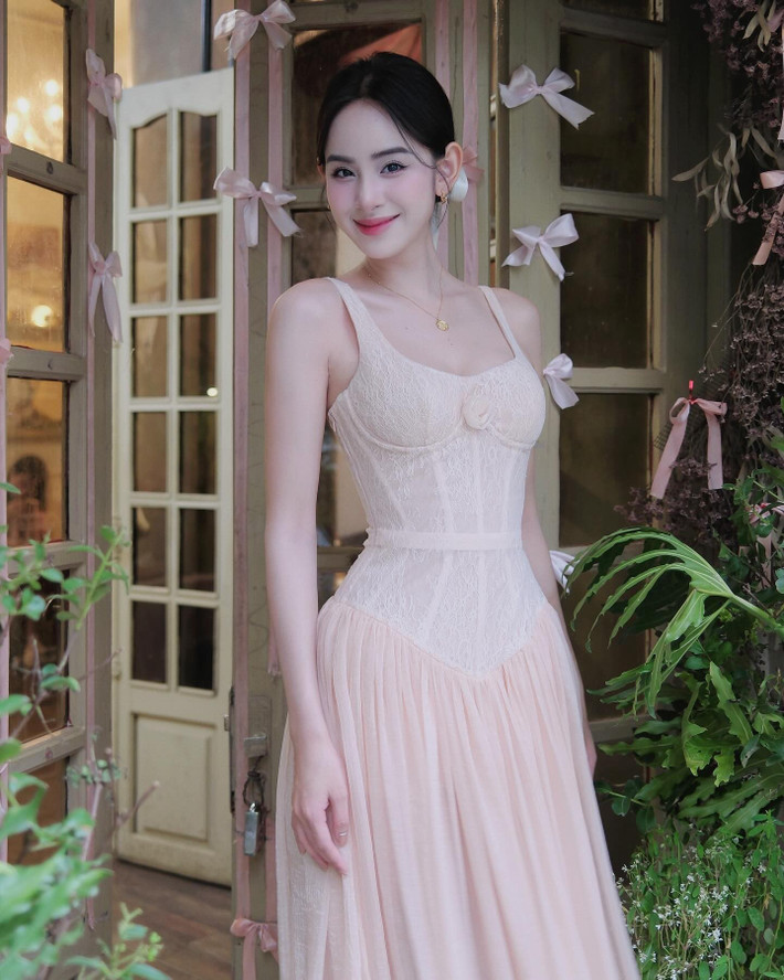 Trước đó, qua những hình ảnh do chính Hương Liên và ê-kíp đám hỏi chia sẻ trên mạng xã hội. Nhiều người biết được thông tin về tên, vẻ ngoài của chồng mỹ nhân The Face. Có nhiều lời đồn đoán nửa kia của “Kim Tae Hee Việt Nam” thiếu gia của một tập đoàn nổi tiếng, làm dâu hào môn.