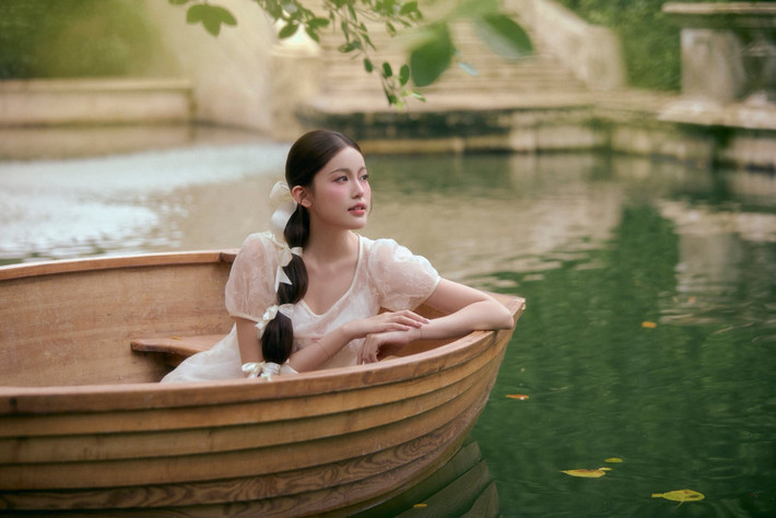 Không chỉ dừng lại ở vẻ đẹp ngoại hình, Tăng Mỹ Hàn còn ghi điểm bởi phong thái dịu dàng, thanh lịch và có phần đài các. Cô luôn xuất hiện với trang phục tinh tế, nhẹ nhàng nhưng vẫn toát lên vẻ sang trọng.
