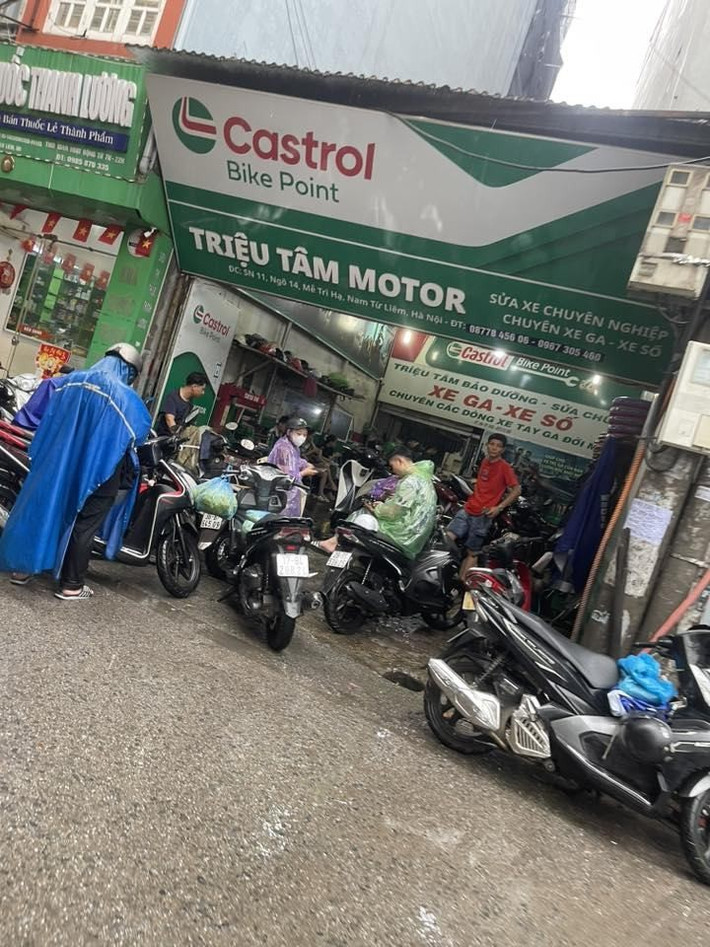 Trên mạng xã hội, nhiều người dân cũng cho biết chi phí sửa xe do trận mưa lớn kéo dài từ đêm 25/8 từ vài trăm cho đến cả triệu đồng.