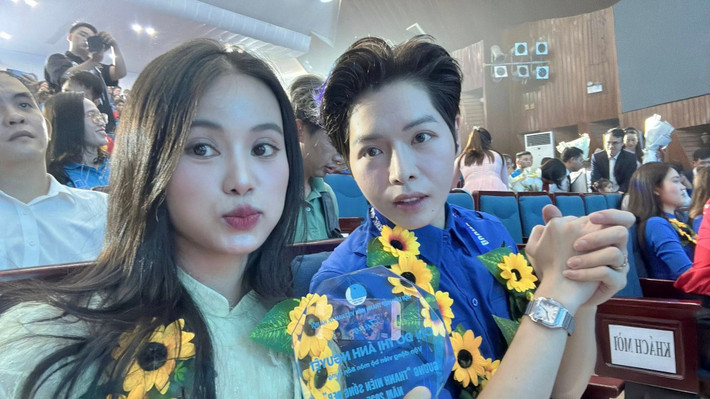 Ánh Nguyệt ngồi cùng ca sĩ Đức Phúc trong buổi trao tuyên dương các gương "Thanh niên sống đẹp" năm 2025.