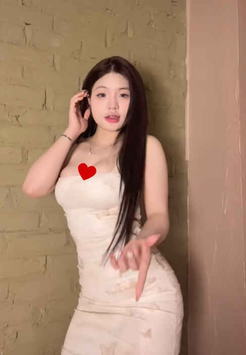 Phần lớn khán giả đều tỏ ra bất ngờ và thích thú trước màn “đổi gió” đầy duyên dáng của Lanhxinhiu. Không cần cứ phải hở bạo hay tỏ ra quyến rũ, nữ TikToker vẫn tạo được điểm nhấn và "viral" hơn bao giờ hết.