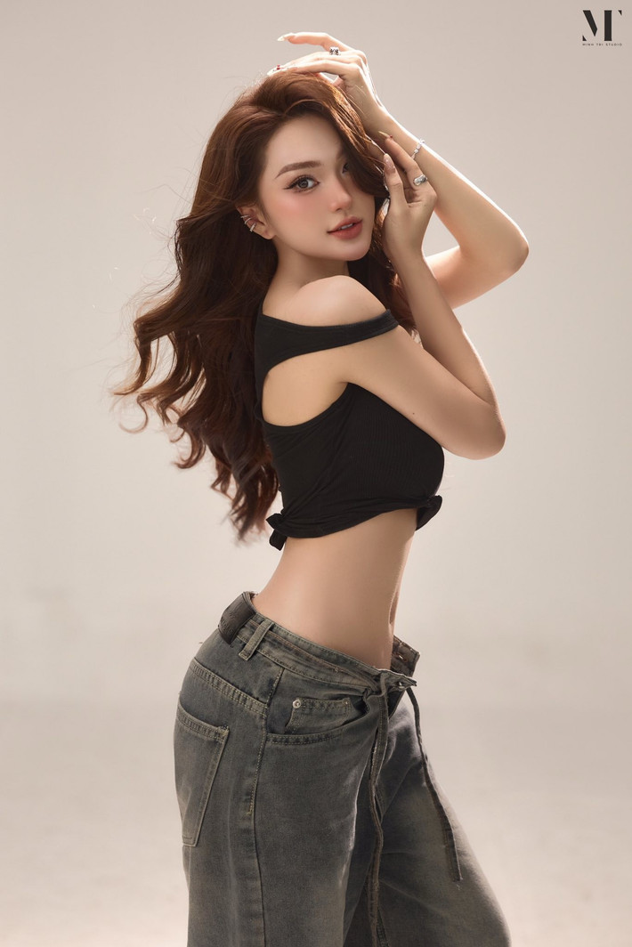 Chưa dừng lại, dân mạng còn "soi" được cảnh chàng cầu thủ nắm tay Ngọc Nữ xuất hiện tại sân bay và khách sạn sau các trận đấu. Dù không chính thức xác nhận chuyện hẹn hò, song những cử chỉ thân mật ấy khiến cộng đồng mạng liên tục bàn tán.