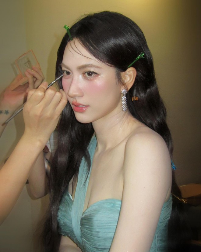 Phần mắt được kẻ eyeliner mảnh, chuốt mascara nhẹ giúp ánh nhìn Phương Anh Đào thêm sắc sảo mà vẫn giữ được nét dịu dàng đặc trưng.