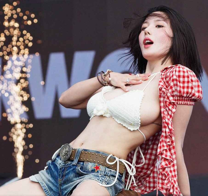 Cái tên Kwon Eun Bi tiếp tục làm dậy sóng mạng xã hội sau màn trình diễn bốc lửa tại WATERBOMB SEOUL 2025. Diện áo caro đỏ phối bikini và quần short ngắn, nữ thần tượng không chỉ khoe trọn thân hình nóng bỏng mà còn “càn quét” MXH bằng loạt khoảnh khắc quyến rũ.