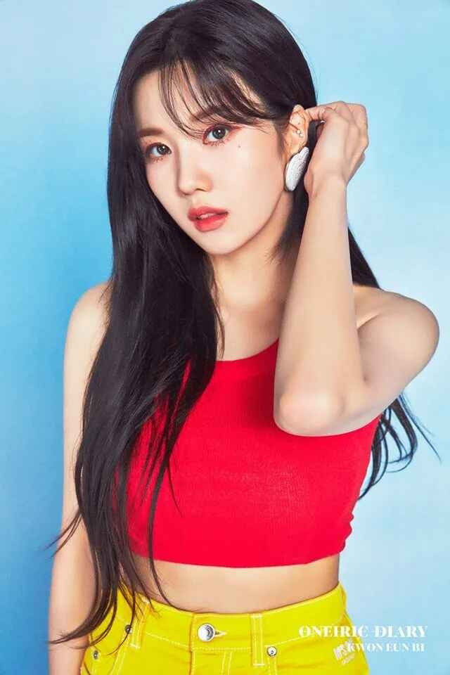 Với phong thái trình diễn quyến rũ, outfit gợi cảm cùng thần thái cuốn hút, cô được khán giả ưu ái gọi là “nữ hoàng mùa hè” – biểu tượng quyến rũ không thể thiếu mỗi mùa lễ hội.