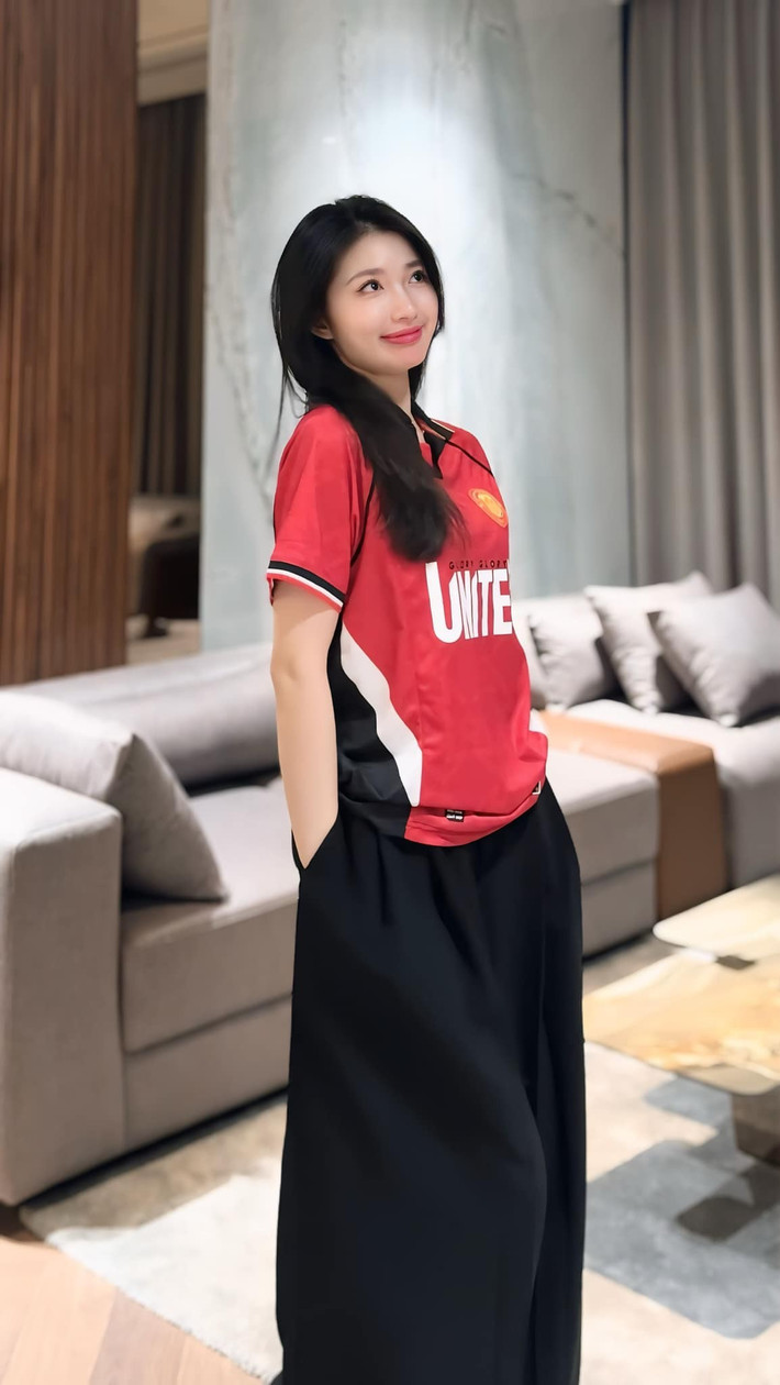 Mới đây, Phương Ku khiến dân mạng dở khóc dở cười khi chia sẻ câu chuyện có 1-0-2. Theo đó, một fan nam tâm sự rằng, anh yêu mến Phương, thích đăng lại clip cô ấy trên TikTok, lưu về rồi up lên trang cá nhân.