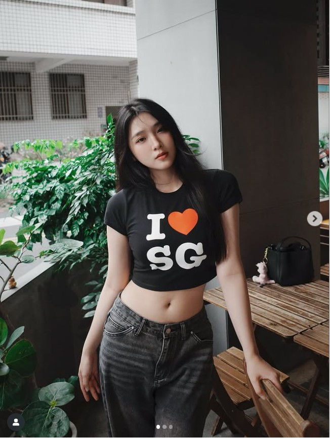 Ngay từ nhỏ, Zoe đã quen với việc phụ giúp, và đặc biệt thành thạo kỹ năng chặt đầu gà – hành động vốn được xem là khá “rợn người” với những ai chưa từng tiếp xúc.