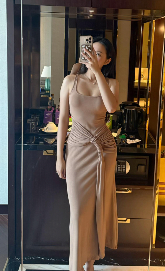 Thời gian gần đây, vợ cầu thủ Đoàn Văn Hậu thường xuyên xuất hiện nổi bật với các item cúp ngực nóng bỏng, tôn lên phần cổ cao, xương quai xanh cùng vẻ ngoài thanh thoát và cuốn hút.