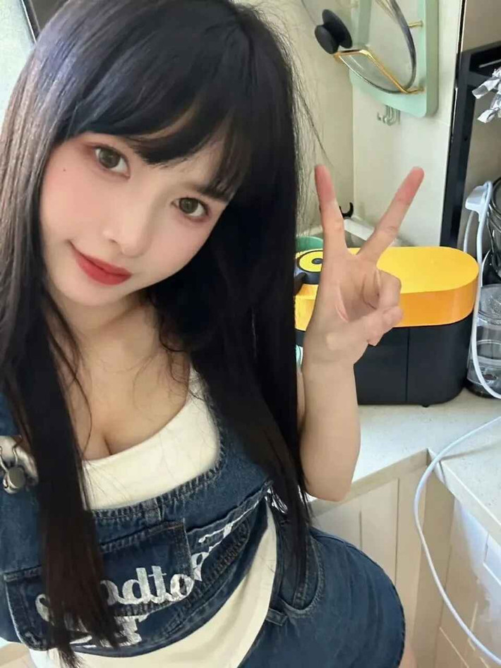 Rõ ràng, khó ai có thể nhận ra được Luo Xin trong mộng bấy lâu lại là một con người khác biệt đến vậy. Thậm chí, nhiều fan còn đặt nghi vấn, cho rằng nữ MC đã can thiệp thẩm mỹ để sở hữu nhan sắc như hiện tại.
