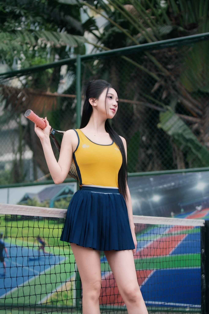 Dù chỉ là những khoảnh khắc ngắn ngủi trên sân nhưng vẻ đẹp khỏe khoắn, tràn đầy sức sống cùng kỹ năng chơi pickleball điêu luyện của Thùy Dung đã "đốn tim" không ít cư dân mạng.