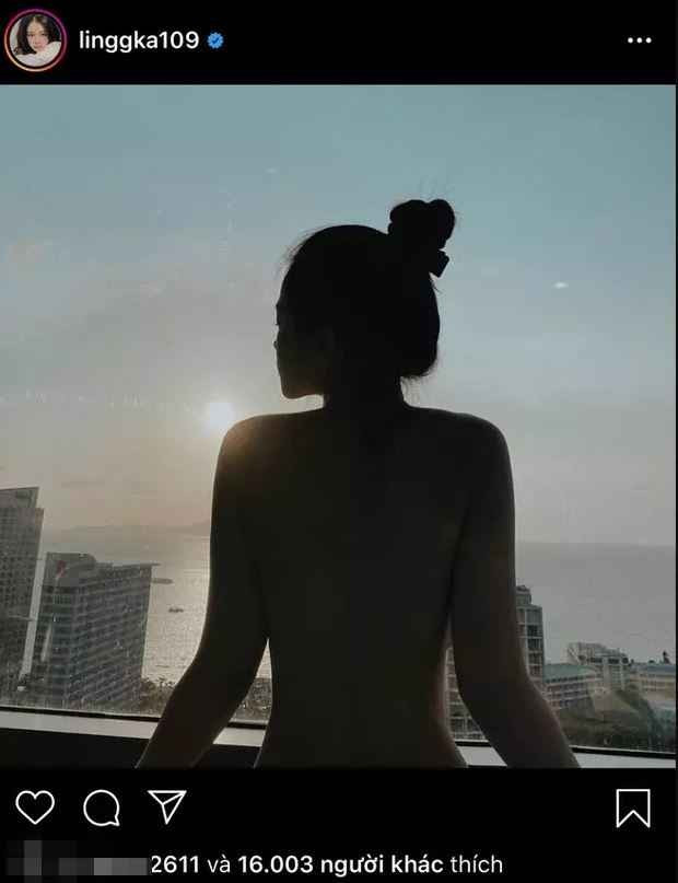 Khoảnh khắc bán khỏa thân, "thả rông", khoe lưng trần bên cửa sổ, Linh Ka gây bất ngờ lớn. Bài đăng táo bạo này nhanh chóng thu về hàng chục nghìn tương tác.